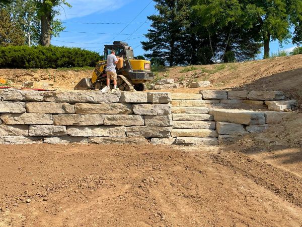 LSI-B&A-hardscapes-landscapes-retaining-wall-worker-600x450